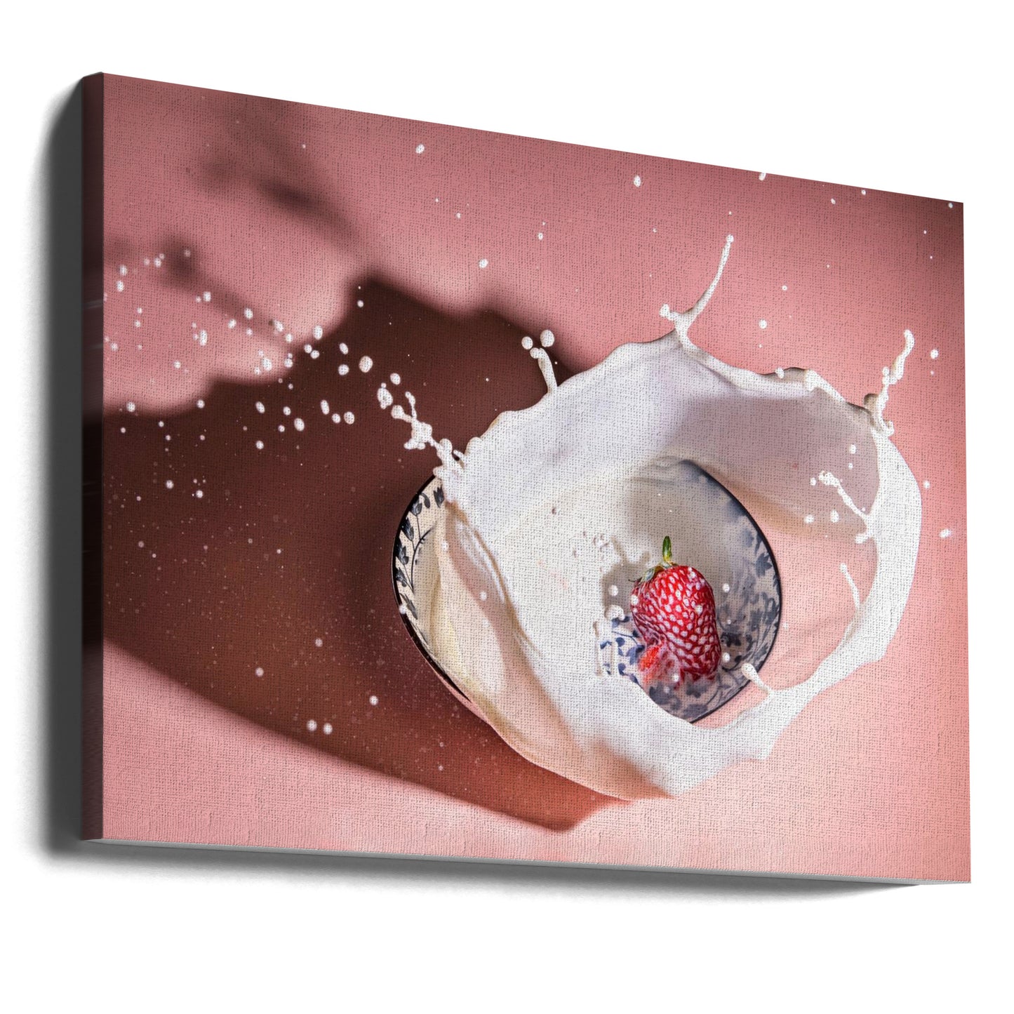 Erdbeeren fallen in die Milchfalle | Leinwand-Bilder