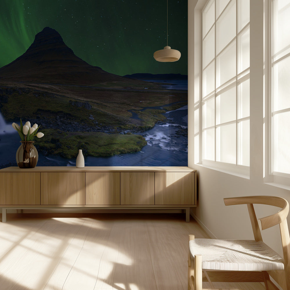 Kirkjufell... Bajo un cielo verde boreal | Papel Pintado Fotográfico
