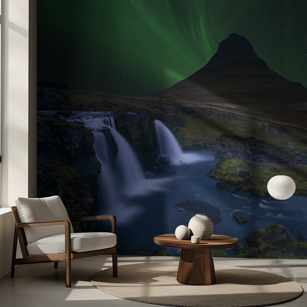Kirkjufell... Bajo un cielo verde boreal | Papel Pintado Fotográfico