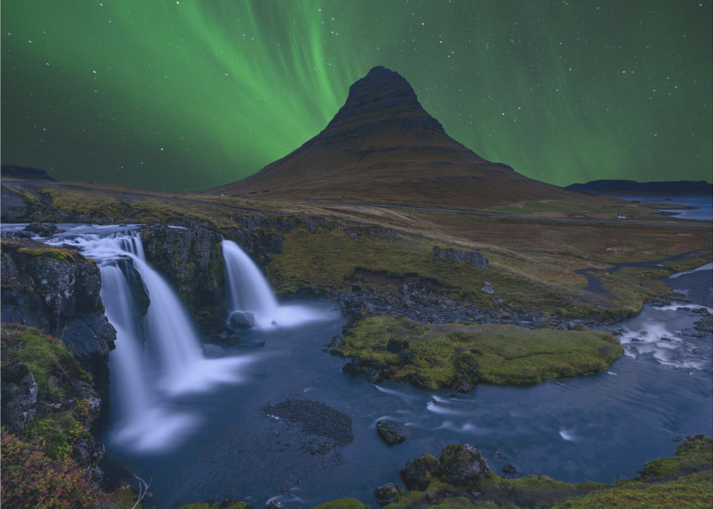 Kirkjufell... Bajo un cielo verde boreal | Papel Pintado Fotográfico