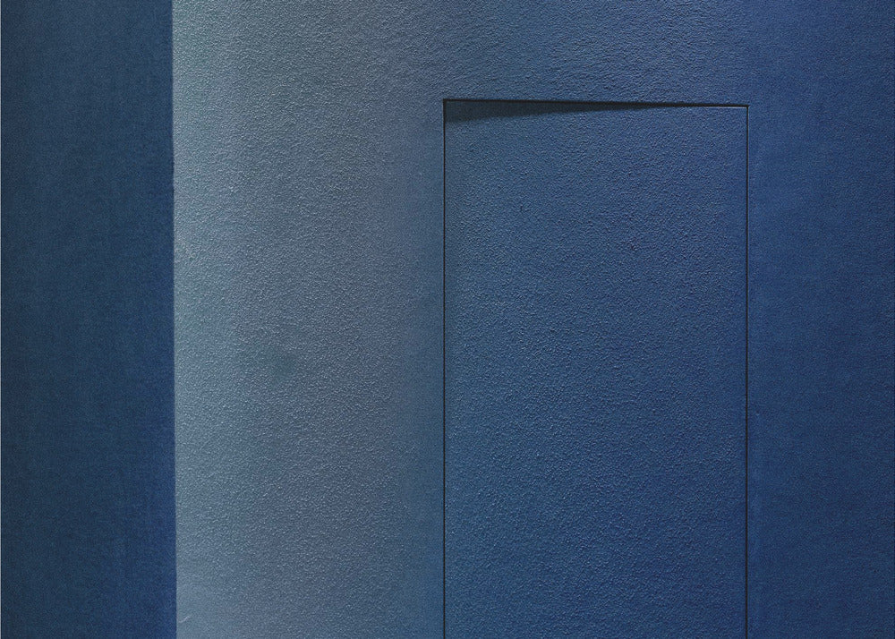 Minimalismo blu o una porta segreta | Poster - Stampe d’Arte