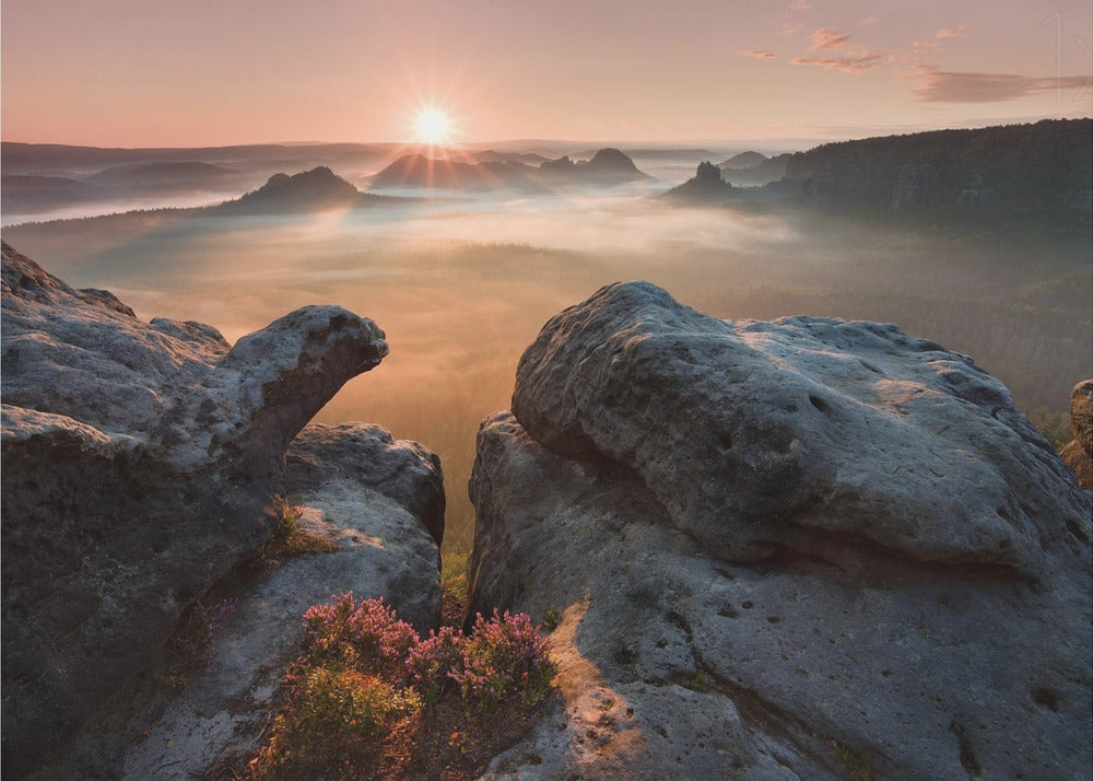 Auringonnousu kallioilla | Valokuvatapetit